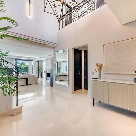 Villa Vacation I Milka, Frontline Golf, Giant Private Heated Pool, Close To High-end Restaurants, 8min Puerto Banus, Cine *