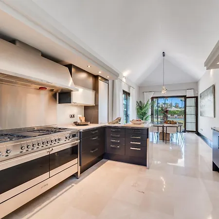 Villa Vacation I Milka, Frontline Golf, Giant Private Heated Pool, Close To High-end Restaurants, 8min Puerto Banus, Cine *